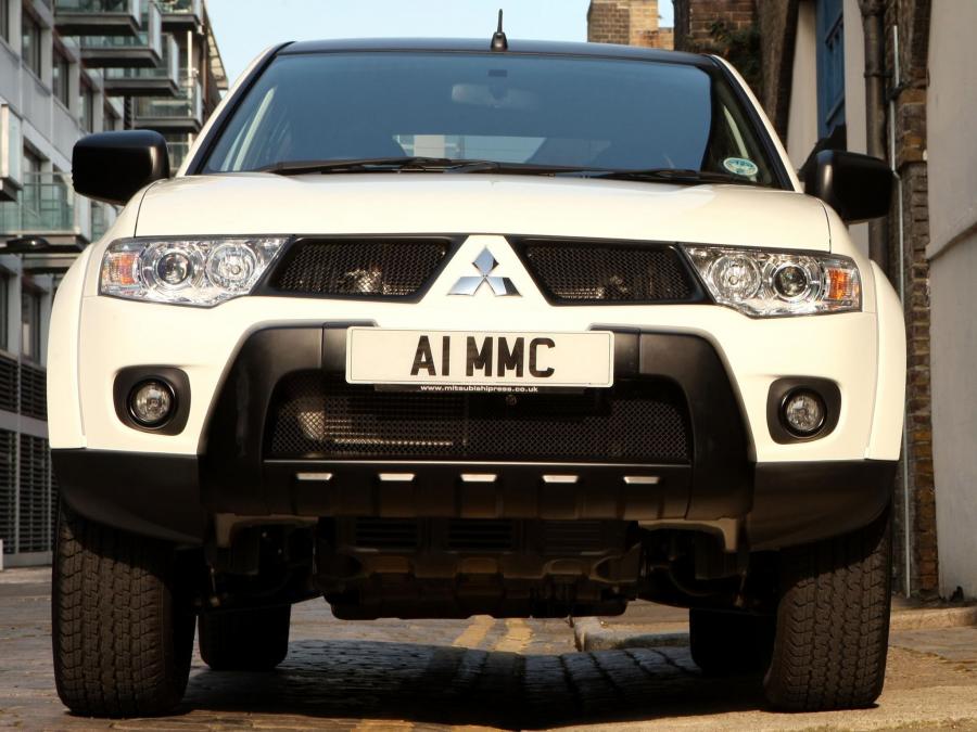  Mitsubishi L200 Black Barbarian 2012 года  (UK) (фото 9 из 68)